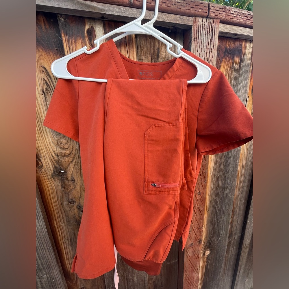 Figs Auburn Yola Scrub Set